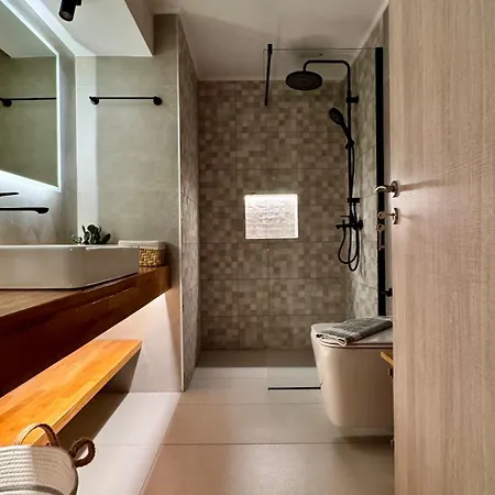 Akonelia - Chora Center